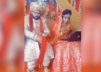 Bride Ignores Groom Because of Work on Wedding Day, Twitter Reacts