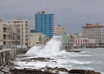 Texas, Louisiana brace as Tropical Storm Laura pegged to gather force, United States News & Top Stories
