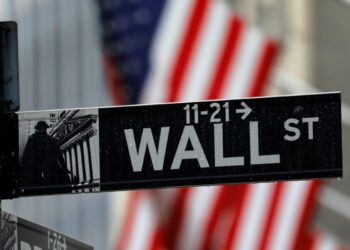 Dow Futures Lower, Dollar Gains as Markets Eye Covid Surge