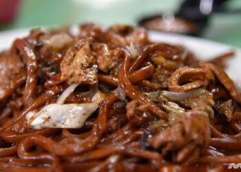 Crispy chicken cracklings the star ingredient in this halal Hokkien mee in Petaling Jaya