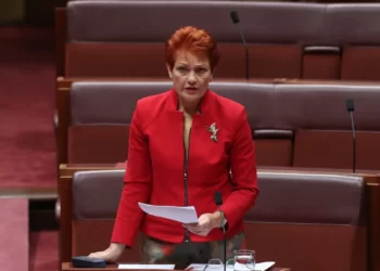 Pauline Hanson gives PM ultimatum over vaccine mandates