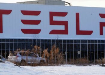 US investigates 416,000 Tesla vehicles over unexpected braking reports