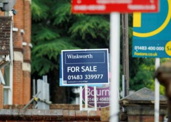 Live news updates: UK house price growth pushes average above £280000 for first time – Financial Times