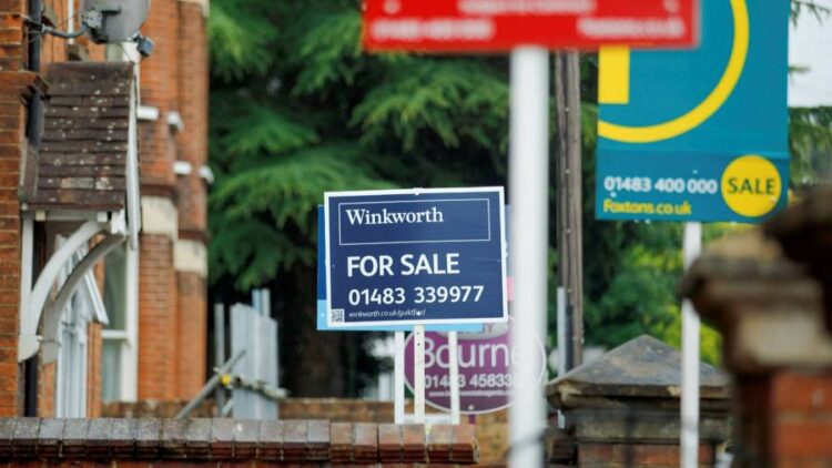 Live news updates: UK house price growth pushes average above £280000 for first time – Financial Times