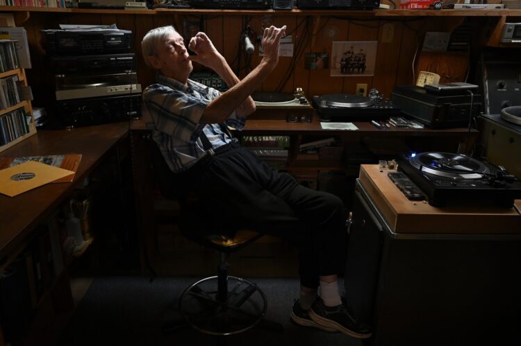 Joe Bussard, top collector of American roots music on 78s, dies at 86