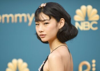 Emmy Awards: Stars look to keep cool on sweltering carpet