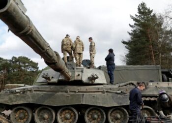 UK sending heavy tanks to Ukraine, prompts Russian warning