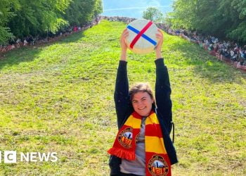 Cheese rolling race: Hundreds compete in Coopers Hill event